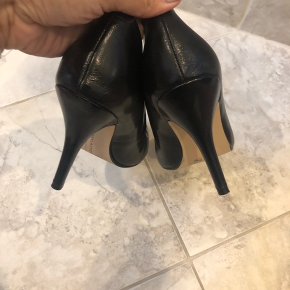 ✨HP✨Chinese Laundry Gold Toe Leather Pumps - Picture 8 of 8